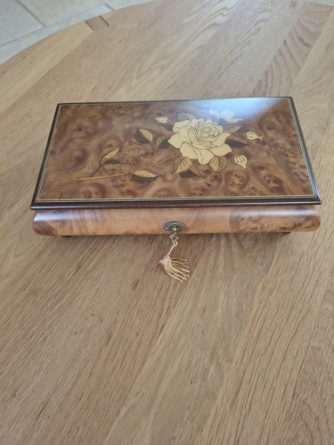 Schmuckbox mit spieluhr von - spieluhr,