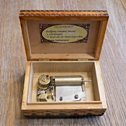 Spieluhr guendet melodie - spieluhr,